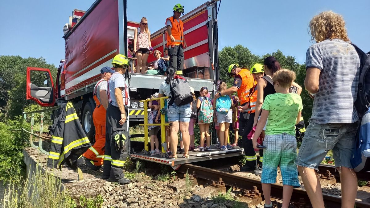 Obrazem: Děti ve vlaku zažily „dobrodružství“. Motor začal hořet